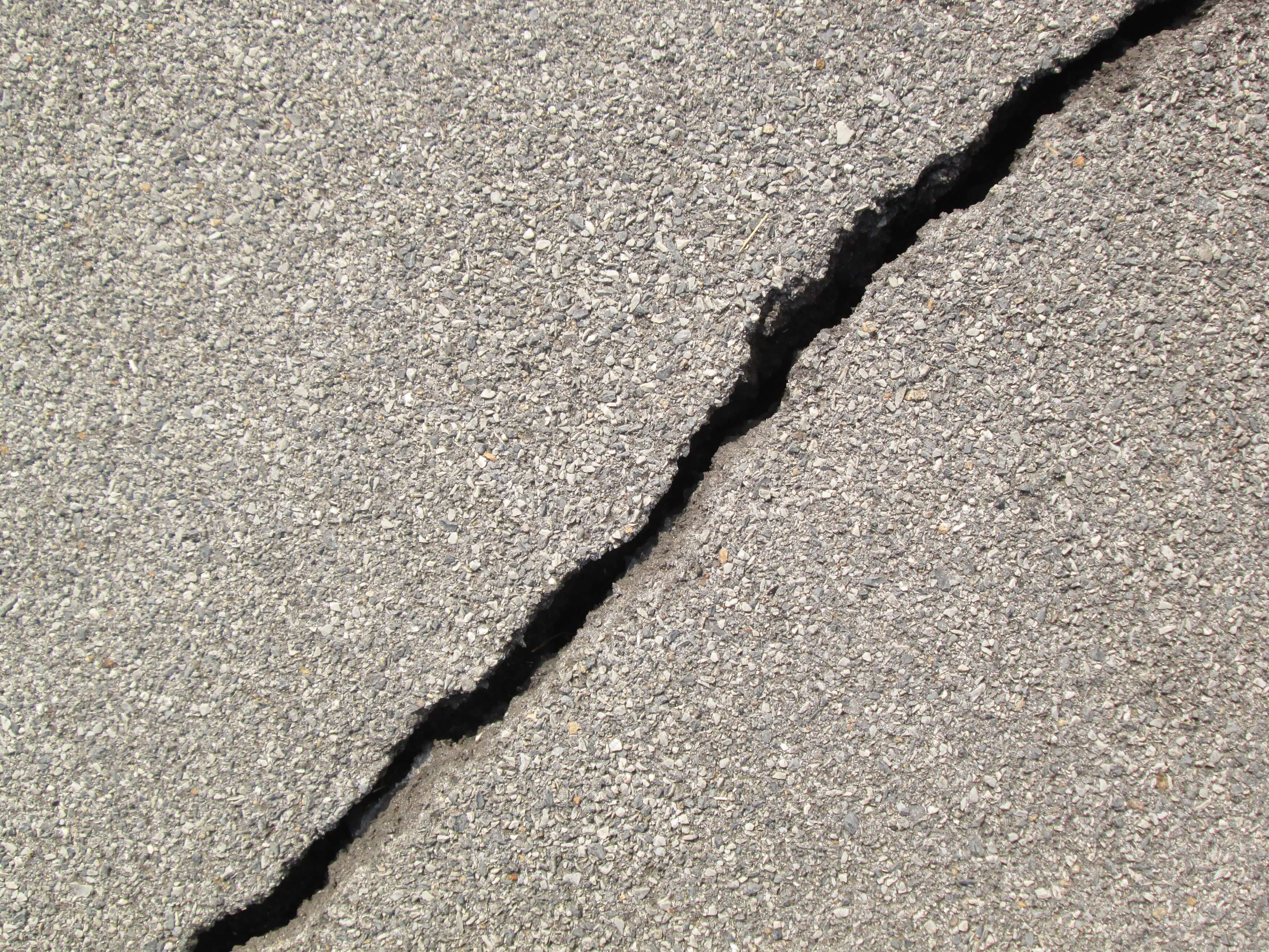 Asphalt pavement crack repair